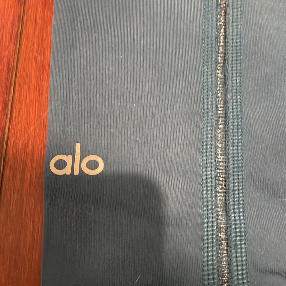 ALO yoga pants - Picture 2 of 3